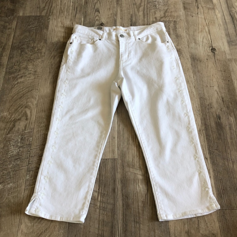 NWT Levi’s Mid Rise White Classic Capri.